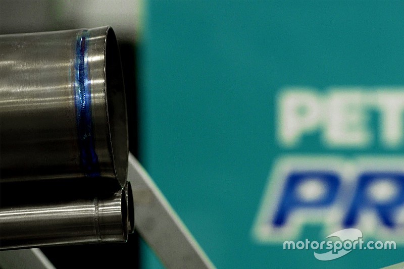 La Mercedes mostra gli scarichi della W07