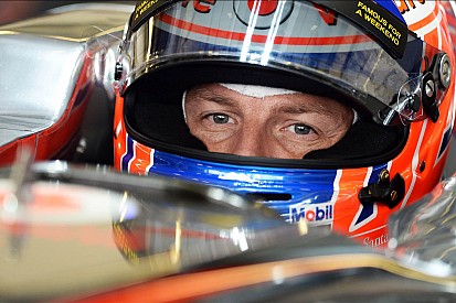 Button cambia el diseño de su casco por los fans