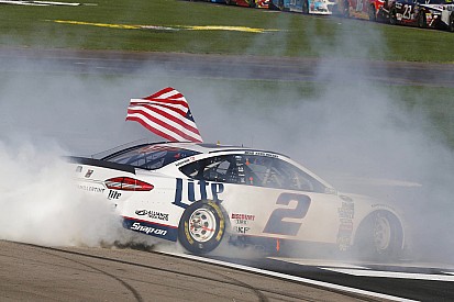 Brad Keselowski wint in Las Vegas na straf