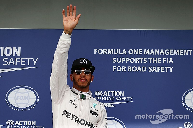 Hamilton grijpt pole voor eerste F1-race van 2016, Verstappen op P5