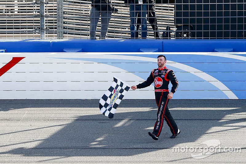 Austin Dillon gana en un final dramático en Fontana