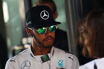 VIDEO: Lewis Hamilton luce sus dotes como futbolista