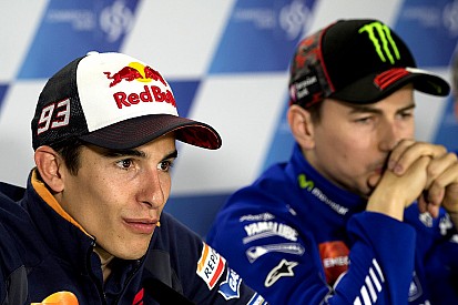 Rossi zegt dat hij niets kan doen tegen boegeroep Marquez en Lorenzo