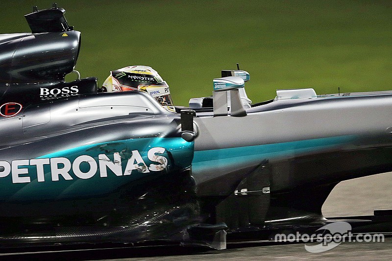 La Mercedes di Hamilton salvata dai coni antintrusione
