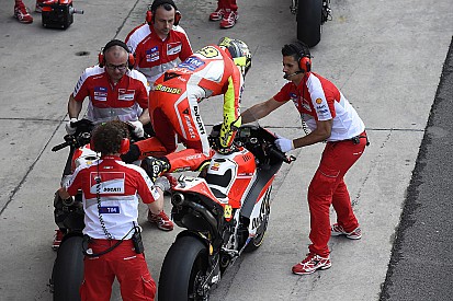 Rossi, Marquez voor lagere snelheid in pitstraat na incident Bautista
