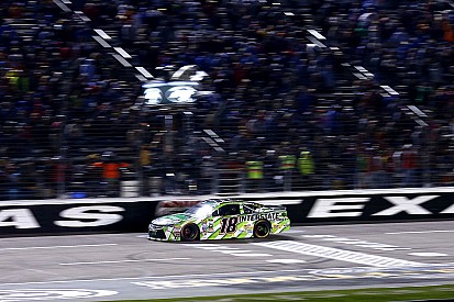 Kyle Busch trionfa in Texas e prende la testa della classifica