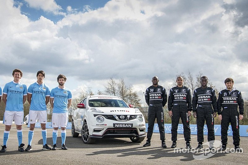 VIDEO: Jugadores del Manchester City prueban como pilotos