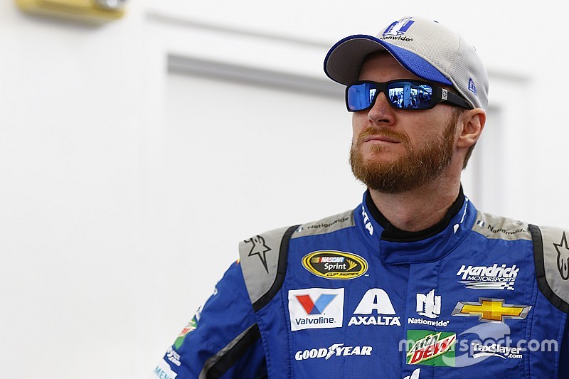 El ex jugador de NFL, Peyton Manning, invitado de Earnhardt Jr. en Bristol