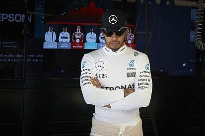 Hamilton: "Quiero terminar mi carrera tan exitosa como la de Rossi"