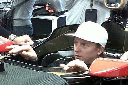 Raikkonen koltuk ayarı için Enstone'da