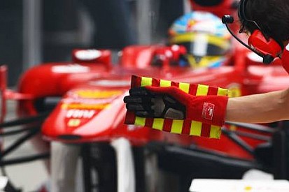 Alonso: Ferrari lastikleri ısıtmada daha iyi