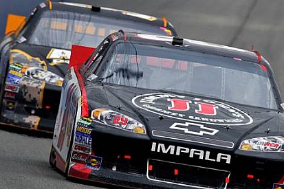Martinsville'de zafer Harvick'in oldu