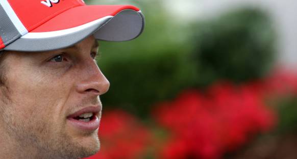 Button Melbourne'de hat-trick için umutsuz değil