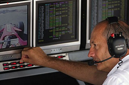 Dennis: Ecclestone F1'i takımlardan çaldı