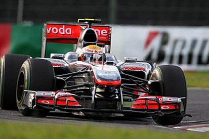 McLaren Hamilton'ın vites kutusuyla uğraşıyor