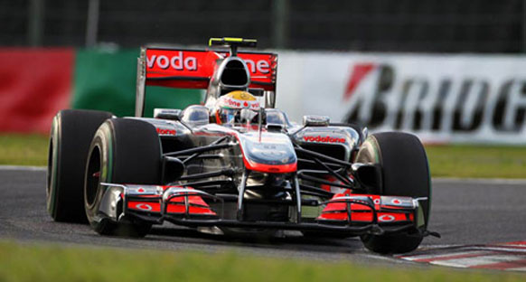 McLaren Hamilton'ın vites kutusuyla uğraşıyor