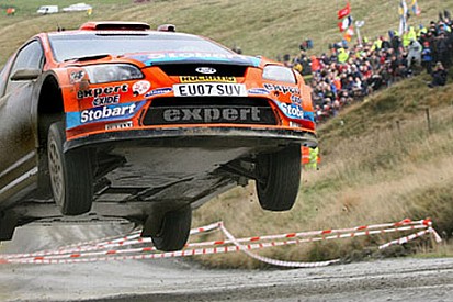 WRC - Red Bull pilotu Sousa, Finlandiyalı bir izleyiciye çarptı