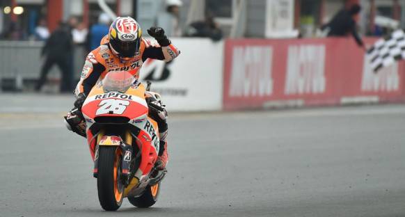 Pedrosa kazandı, Rossi Marquez'i düşürdü!