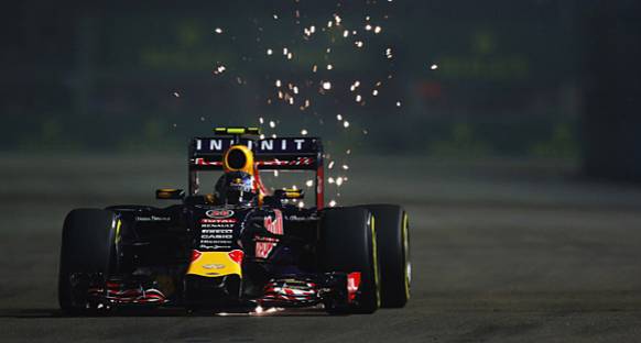 Singapur'da ikinci seansın sürpriz lideri Kvyat