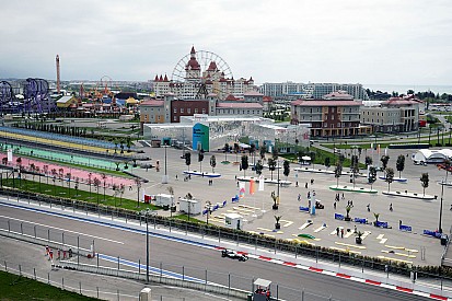 Hamilton rapste tijdens tweede training in Sochi, Vettel valt stil