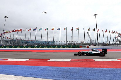 Hamilton lidera una segunda práctica con preocupación en Ferrari