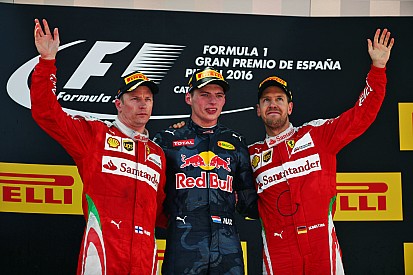 Verstappen hace historia en Barcelona tras el lío de los Mercedes