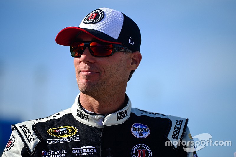 Harvick firma una extensión de contrato con SHR