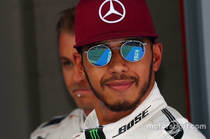 Hamilton a due volti: prima a Cannes e poi al simulatore Mercedes