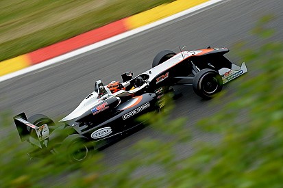 Jack Aitken regola Pulcini e conquista la vittoria in Gara 1