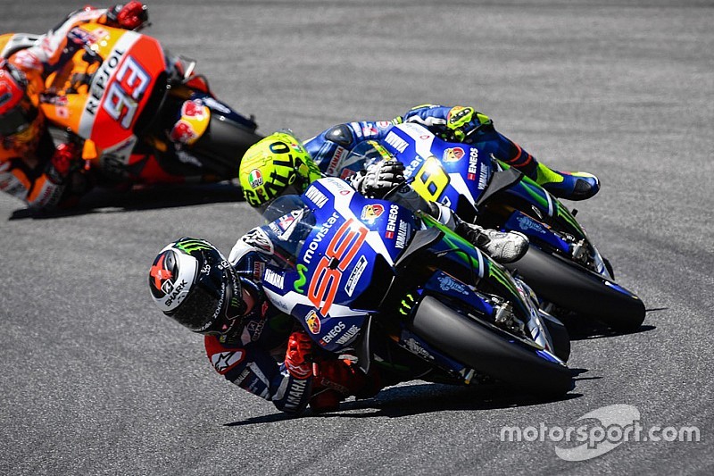 Lorenzo klopt Marquez in GP Italië, Rossi ziet winstkansen in rook opgaan