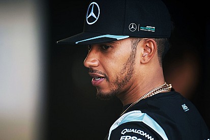 Hamilton teme una carrera "aburrida" de una parada pese al ultrablando