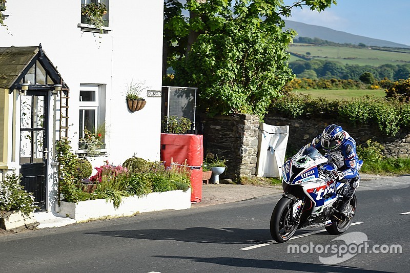 TT 2016, Ian Hutchinson domina il terzo turno di qualifiche