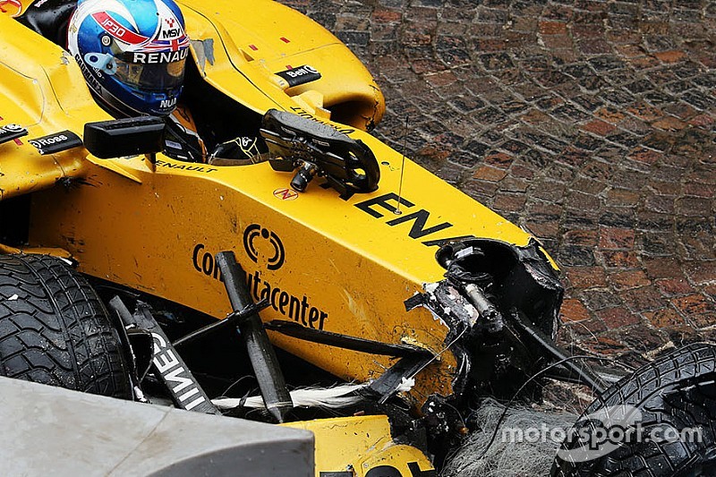 La FIA indaga sulla scocca della Renault che si è aperta a Monaco
