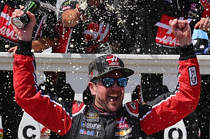 Kurt Busch wint in Pocono, Stewart en Patrick crashen