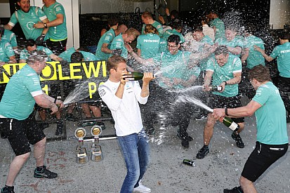 Rosberg úgy ünnepelt Szocsiban, mintha bajnoki címet nyert volna: Hamilton nem volt oda ezért