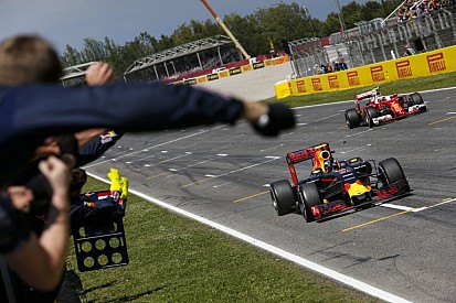A pillanat, amikor Verstappen győztesként fut be: mindenki megőrült