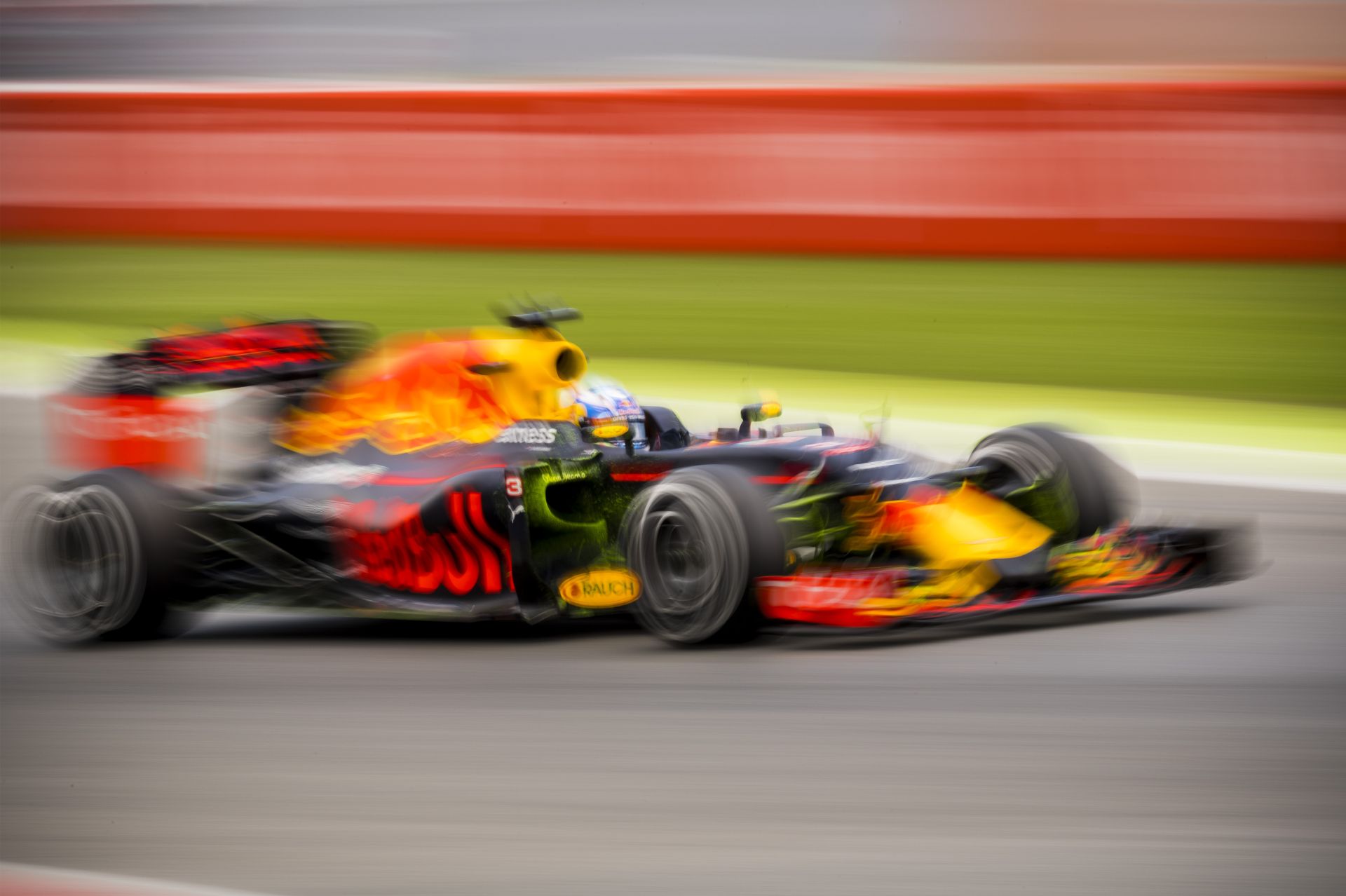 Ricciardo kameranézetéből a Mercedes drámája: vajon mit gondolhatott az ausztrál?