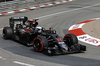 Alonso szerint a csatornafedeles incidens bizonyítja: kell a Forma-1-es fejvédelem!