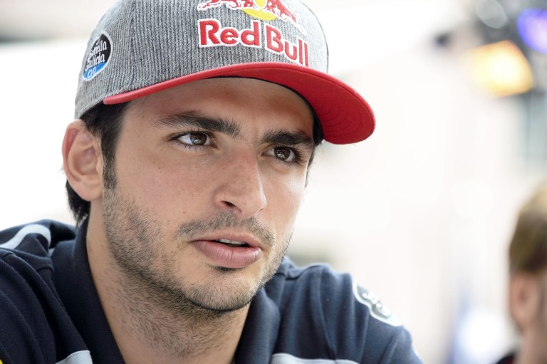 A Red Bull nem akarja elengedni Sainzot a Ferrarihoz