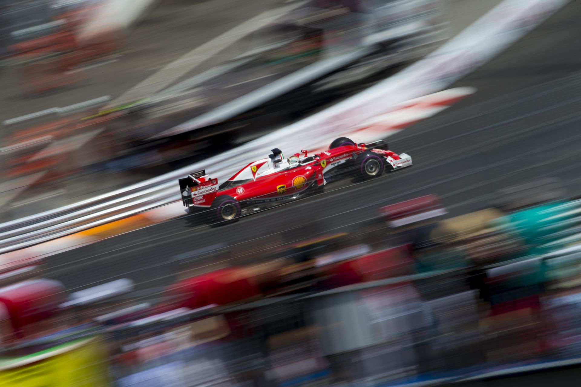 Mi a fészkes fene zajlik már megint a Ferrarinál? Vettel és Raikkönen sem ezt érdemli