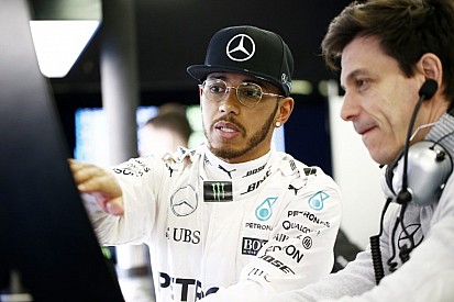 Hamilton űridővel és pályarekorddal nyerte meg a bahreini időmérőt Rosberg és a két Ferrari előtt