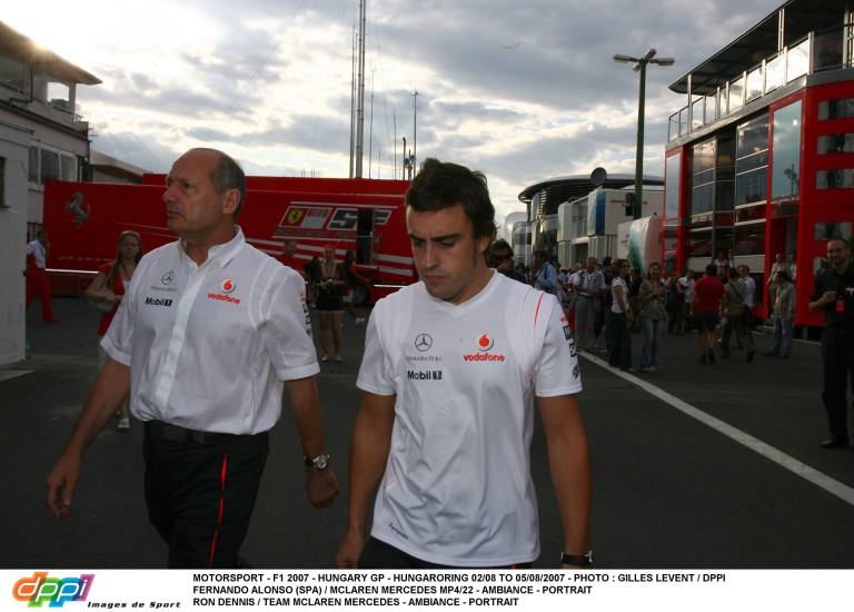 A McLaren nem érti: ha az európai orvosok szerint Alonso versenyezhet, akkor Bahreinben miért mondanak mást?