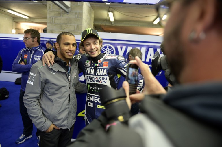 Hamilton engedélyt kapott a MotoGP-re!