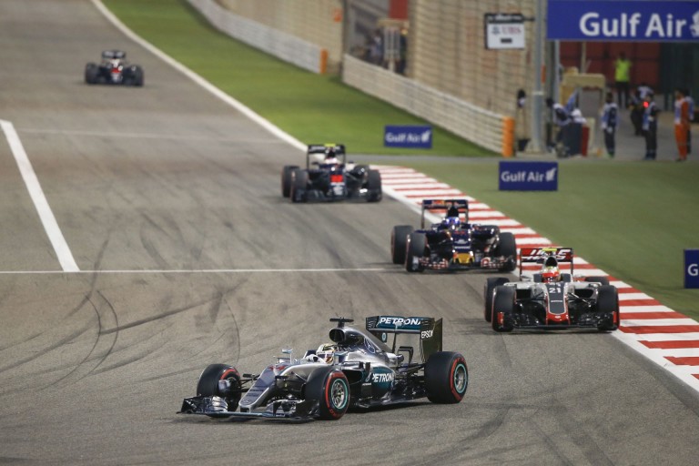 HD felvételen, ahogy Hamiltont kiüti Bottas Bahreinben: egyszer csak BUMM