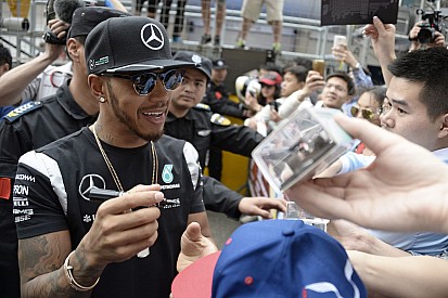 Sz*rrágás a versenyzők vacsoráján Sanghajban: Hamilton szerint kész röhej