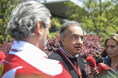 A Ferrari beszólt a Mercedesnek: 8000 km-t mentek, és tessék... Hamiltonnál mennyi gond van Kínában!