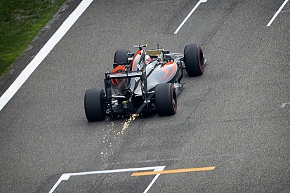 Button nem hitt a szemének: óriási hiba a Kínai Nagydíjon