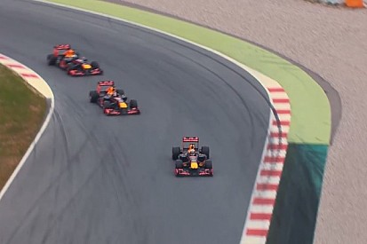 A világ legjobb mókája: három V8-as Red Bull a pályán, közben egymást oltják a rádióban