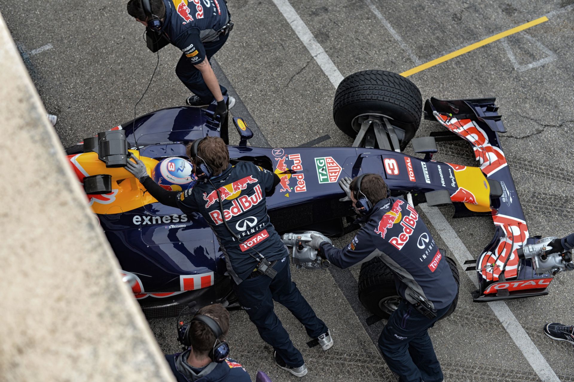 Hivatalos kép, ahogy Ricciardo a félig zárt F1-es pilótafülkében ül