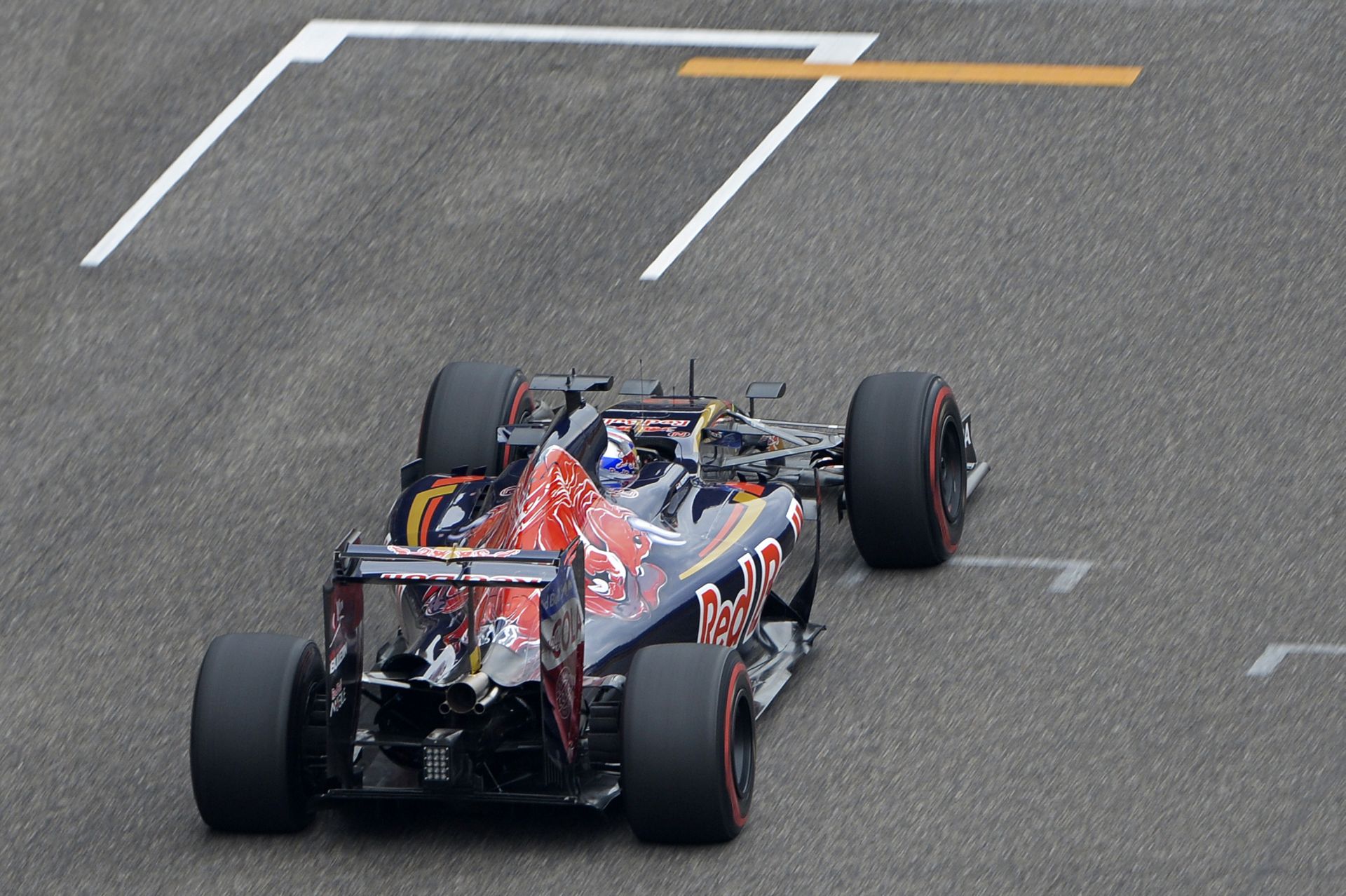 Sainz egyelőre Verstappen előtt jár Szocsiban!